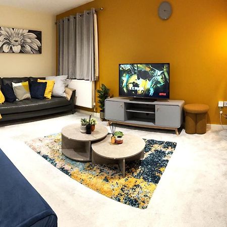 Large Cosy 2 Bedroom Ground Floor Flat In Stevenage Sg1 Sleeps 4-5 Free Parking Exterior foto