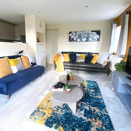 Large Cosy 2 Bedroom Ground Floor Flat In Stevenage Sg1 Sleeps 4-5 Free Parking Exterior foto