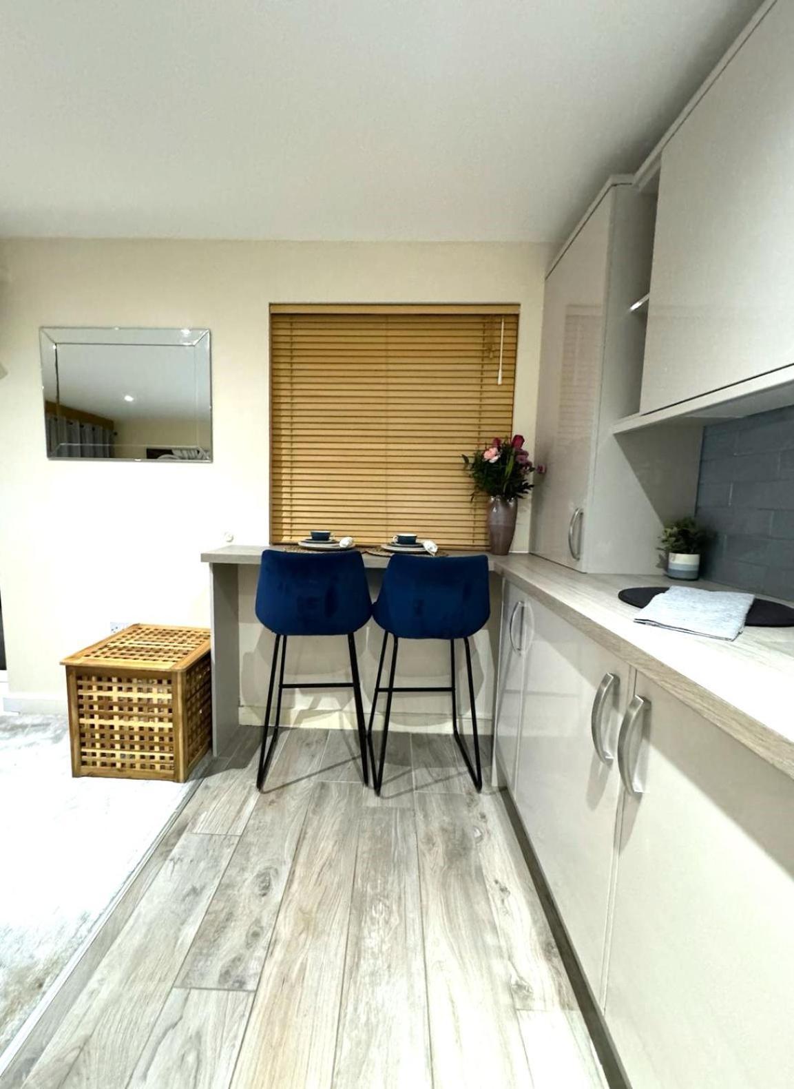 Large Cosy 2 Bedroom Ground Floor Flat In Stevenage Sg1 Sleeps 4-5 Free Parking Exterior foto